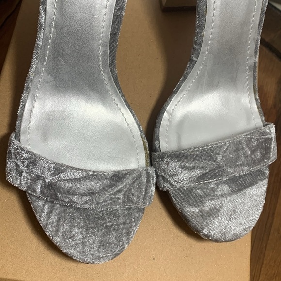 Delicious NWOT Gray Velvet Block Mirrored Chunky Ankle Strap Peep Toe Heels 7.5 - Picture 9 of 16